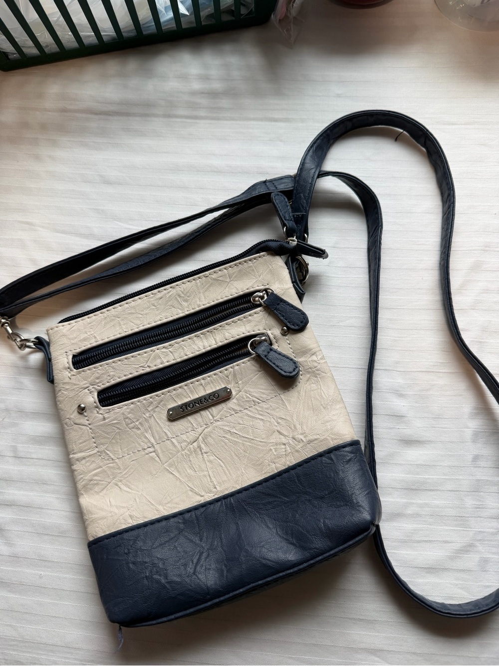 Stone Mountain Sydney Multi-Pocket Crossbody Purse Navy Blue Cream 69797